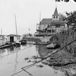 Bootshäuser am Rhein