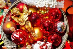 Weihnachtskugeln, Christbaumkugeln rot gold mit Engel