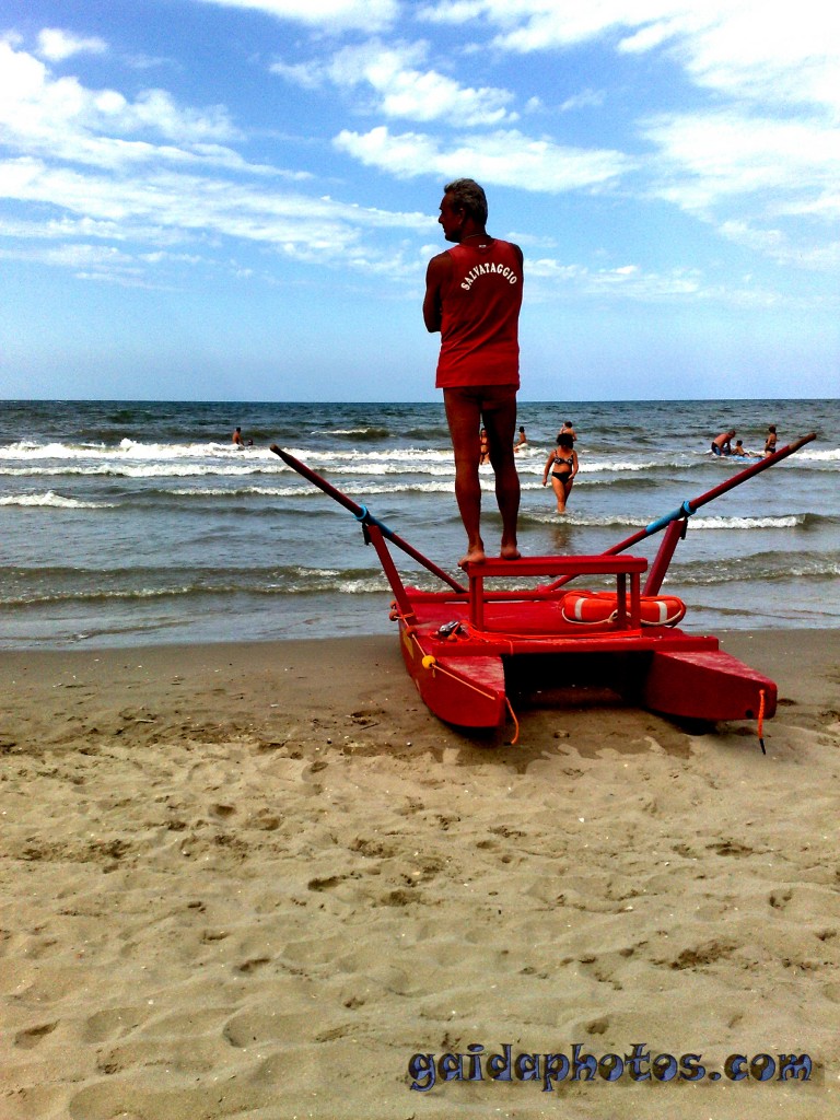 italien-reise-urlaub-adria-07 Riccione Strand: Der Mann und das Meer :-D